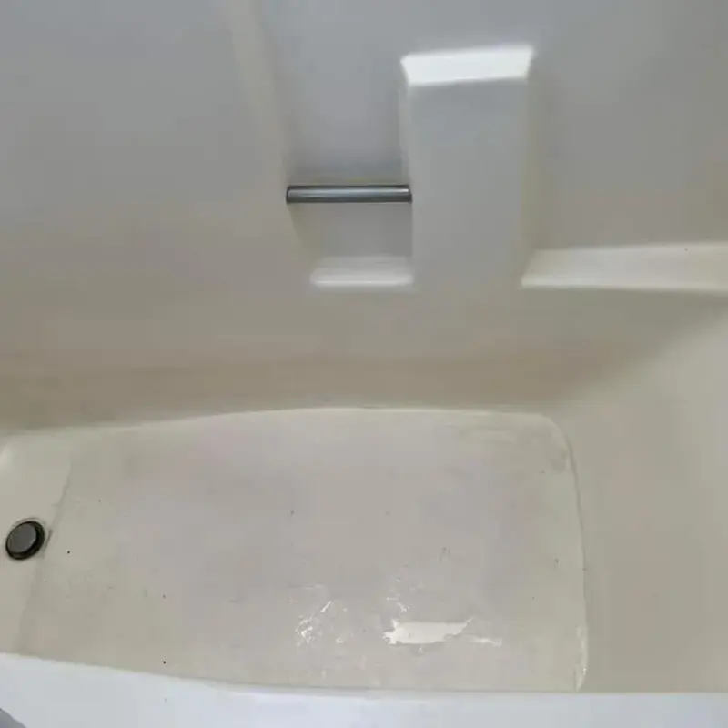 Bathroom tub before cleaning